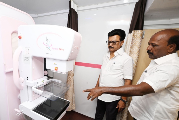 நடமாடும் மருத்துவ ஊர்தியை அமைச்சருடன் இணைந்து பார்வையிடும் முதலமைச்சர்