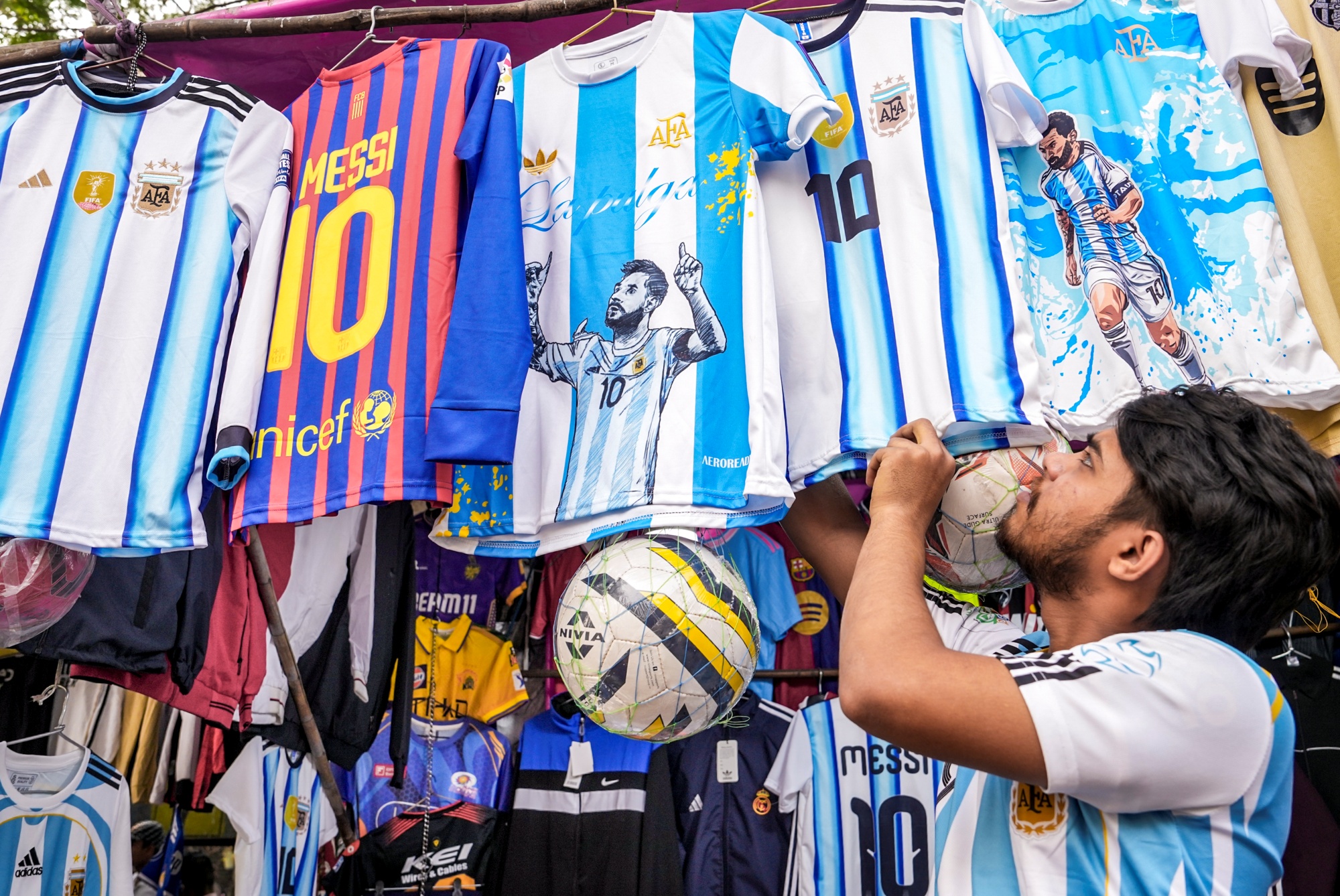 lionel messi in india messi receives grand welcome in kolkata at midnight Urdu News