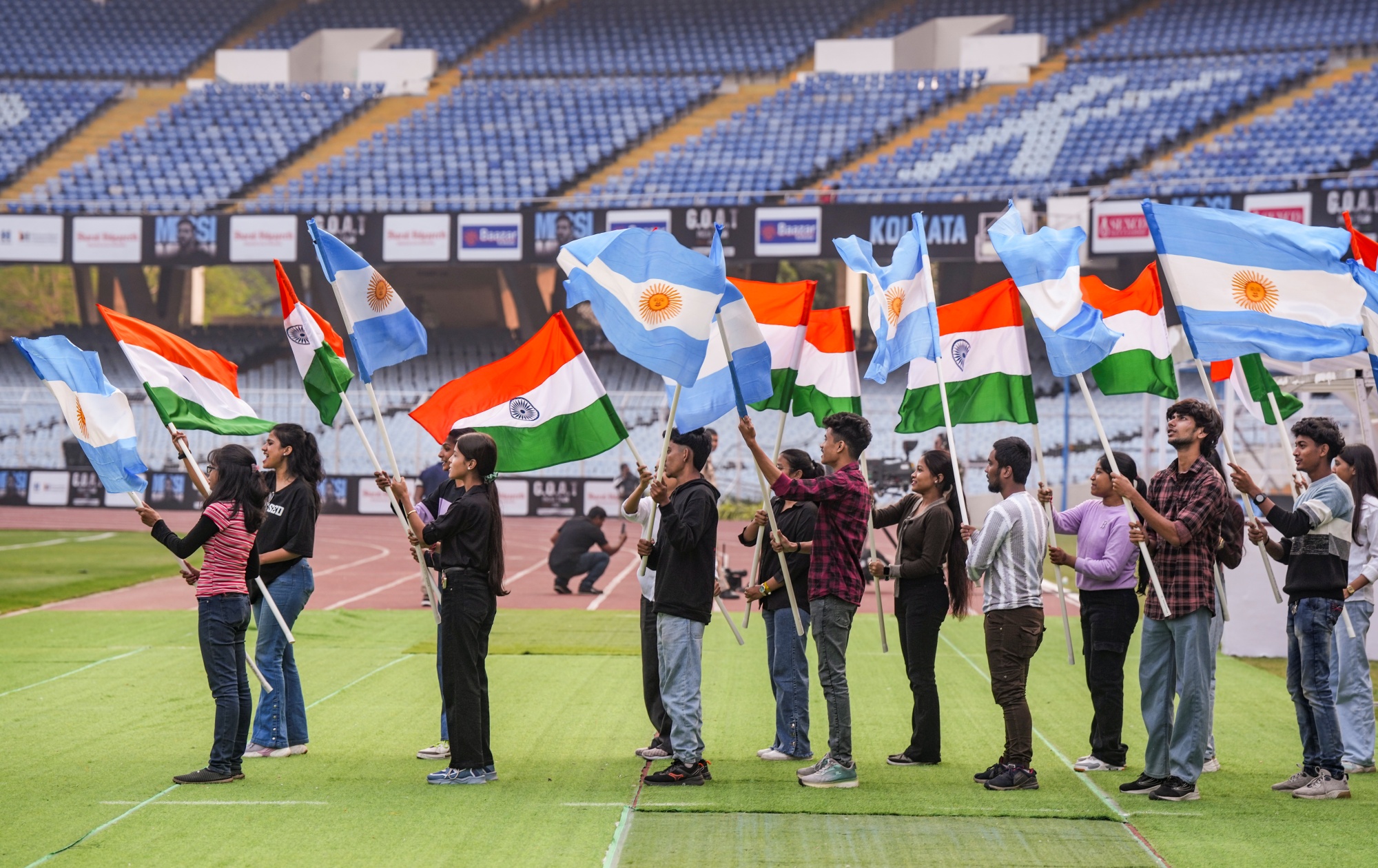 lionel messi in india messi receives grand welcome in kolkata at midnight Urdu News