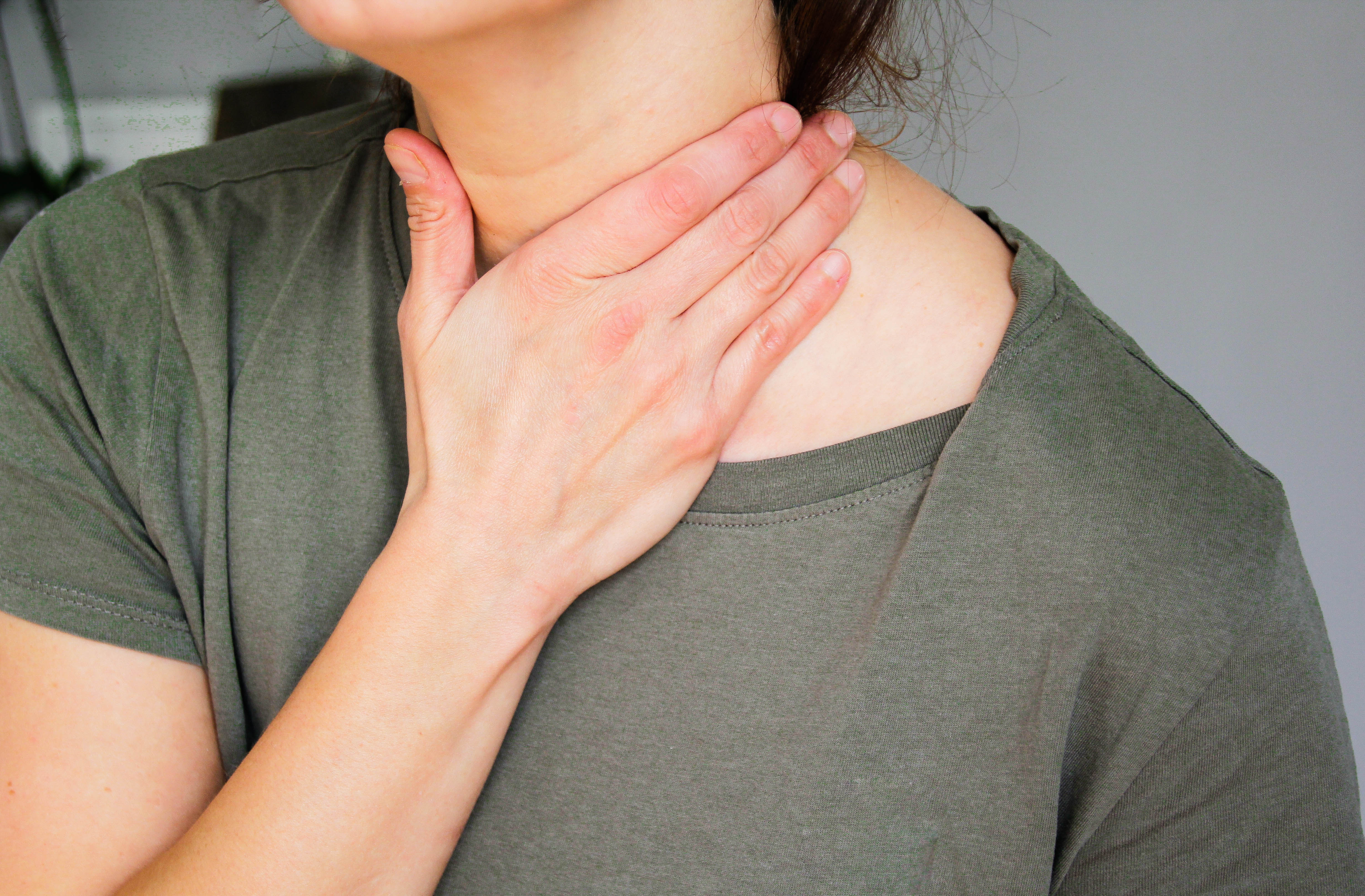 Could a sore throat and persistent cough be a sign of throat or mouth cancer?