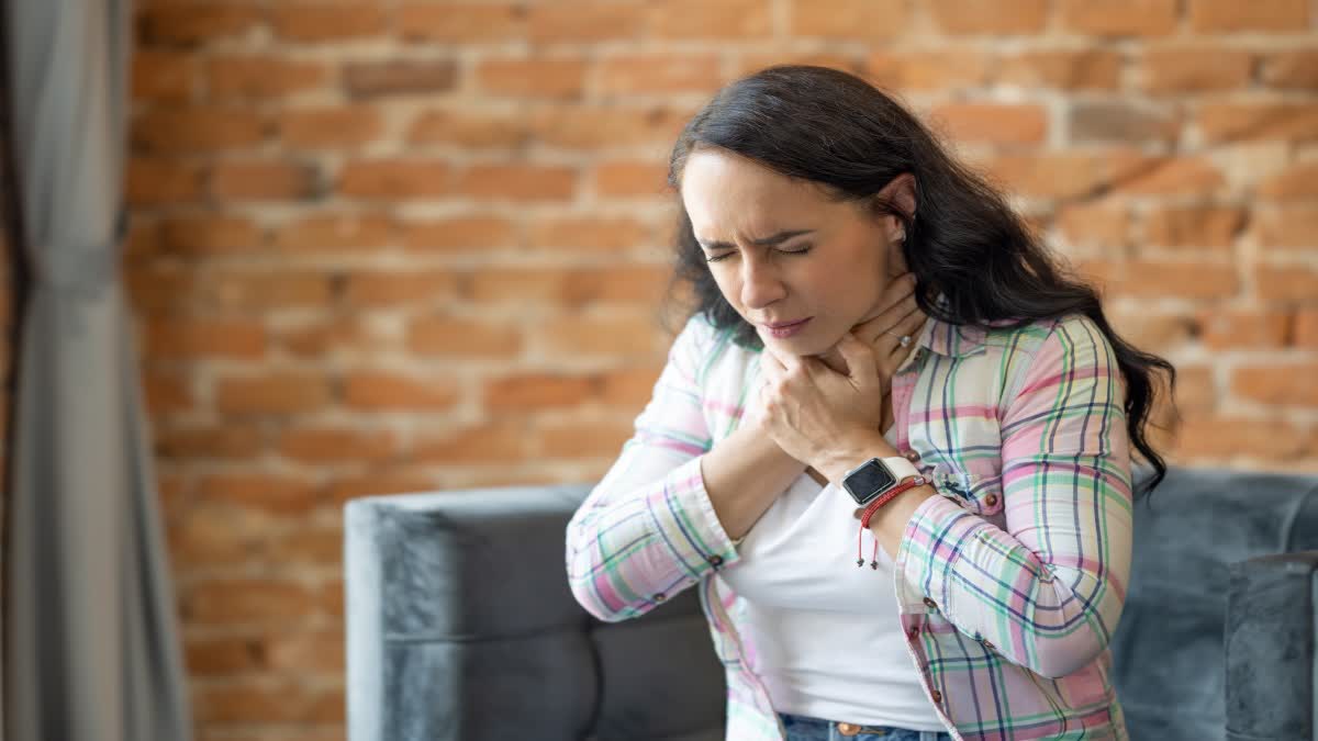 Could a sore throat and persistent cough be a sign of throat or mouth cancer?