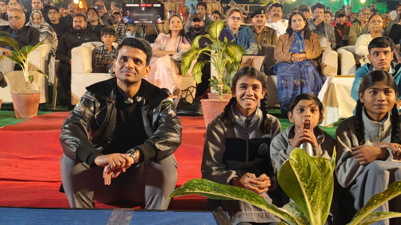 बच्चों के बीच ग्रुप कैप्टन शुभांशु शुक्ला