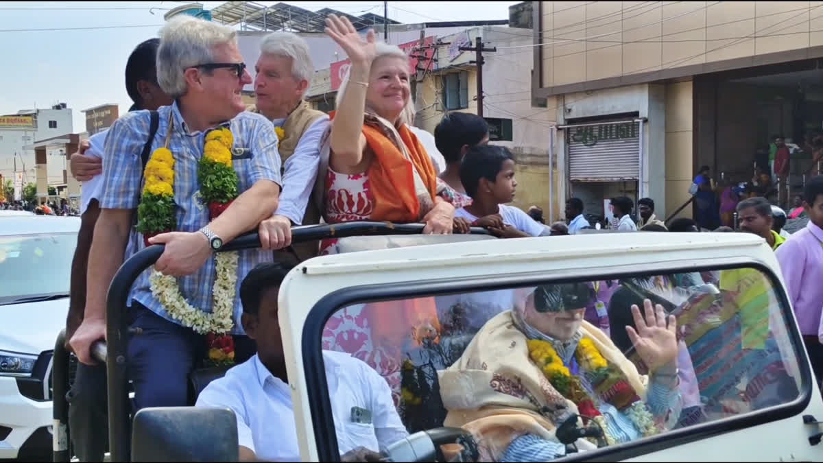 பென்னிகுயிக் உறவினர்களுக்கு உற்சாக வரவேற்பு அளித்த மதுரை விவசாயிகள்