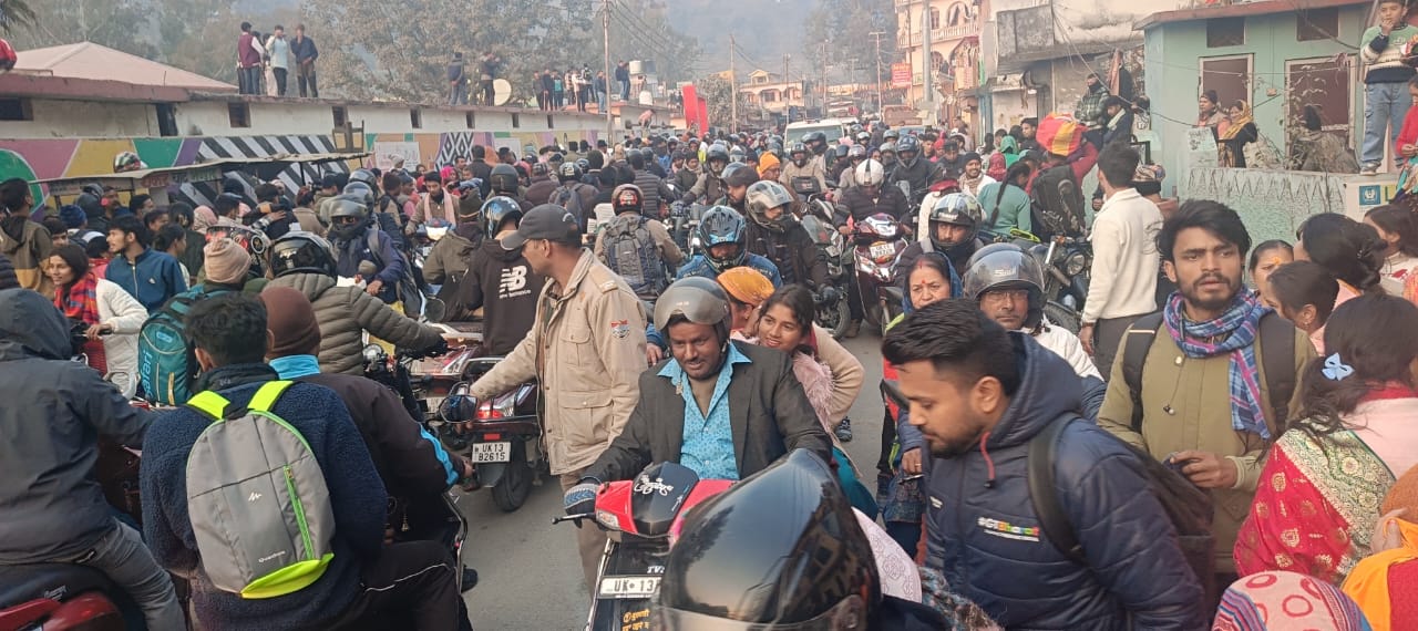 Agastya Rishi Doli :- आस्था बनाम अव्यवस्था! अगस्त्यमुनि में देव डोली रुकी, मच गया हड़कंप !