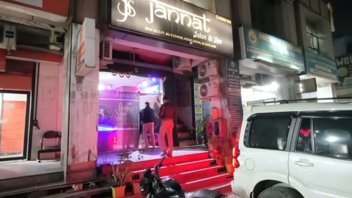 पुलिस ने स्पा सेंटर पर की रेड