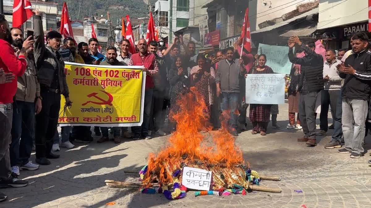 हड़ताल के तीसरे दिन सड़कों पर उतरे एम्बुलेंस कर्मी