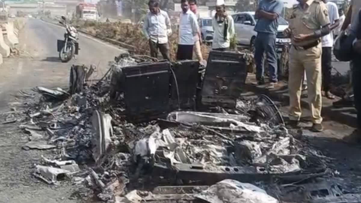 जलकर राख हुई कार