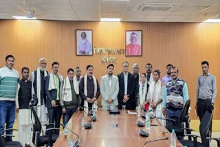 injured-students-appeared-for-board-exams-due-to-teachers-help-dc-honoured-them-in-dhanbad