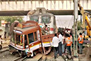 Amaravati Express hits truck in Mumbai