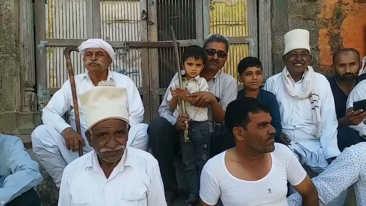 જુનાગઢના ધંધુસર ગામમાં ધૂળેટીના દિવસે ગદર્ભ પર નીકળે છે રા'ની અનોખી સવારે