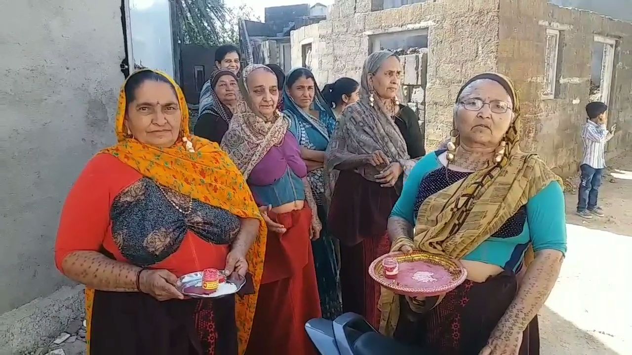 જુનાગઢના ધંધુસર ગામમાં ધૂળેટીના દિવસે ગદર્ભ પર નીકળે છે રા'ની અનોખી સવારે