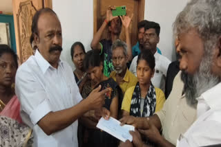 ஆகாஷ் குடும்பத்தினருக்கு ரூ.7.5 லட்சம் நிவாரண நிதி வழங்கிய அமைச்சர் பெரியகருப்பன்