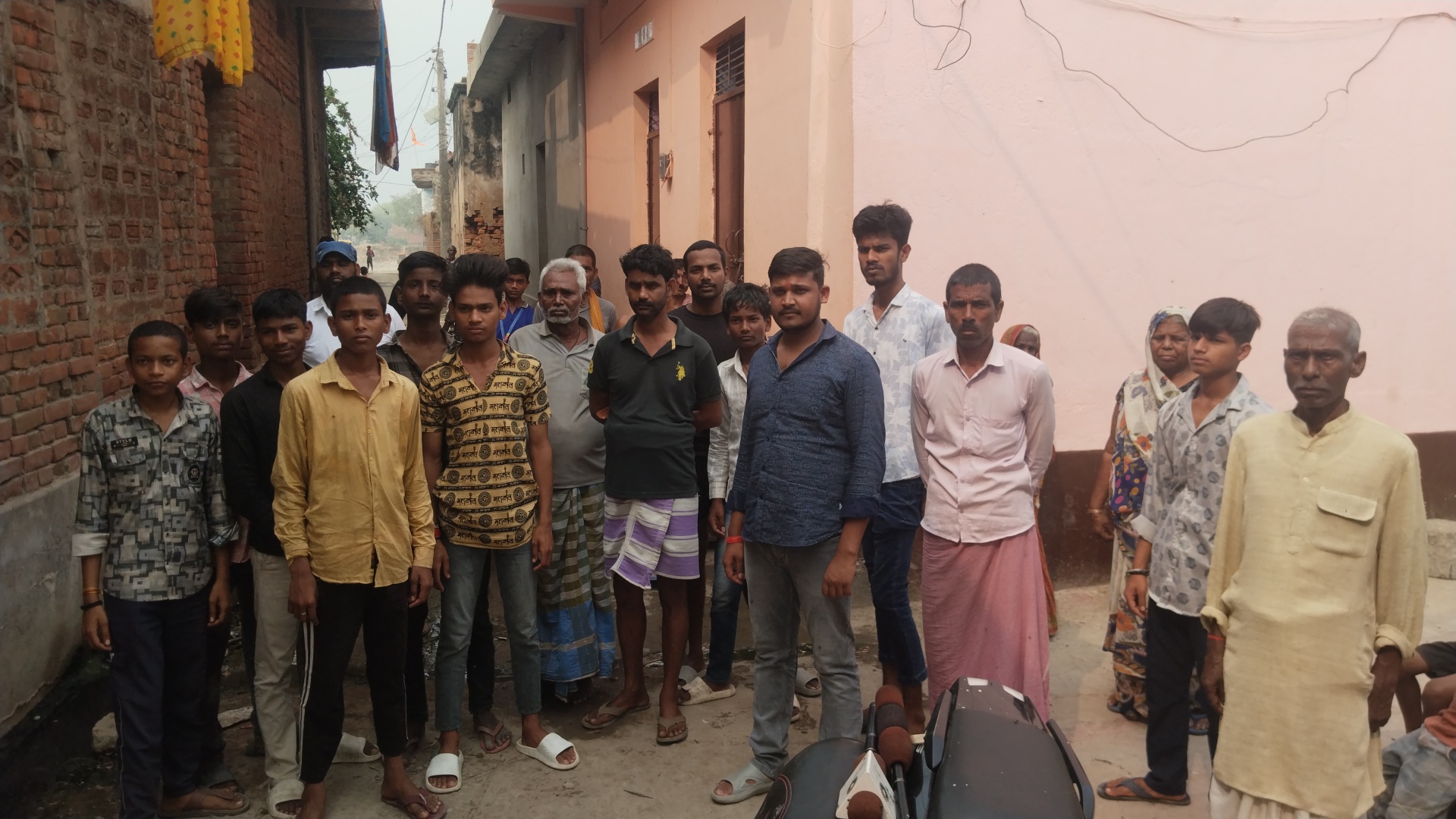 नल जल योजना की पाइप दिखाती ग्रामीण महिला