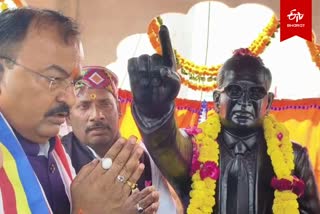 बाबा साहेब डाॅ. भीमराव अंबेडकर की प्रतिमा का अनावरण करते डिप्टी सीएम केशव मौर्य.