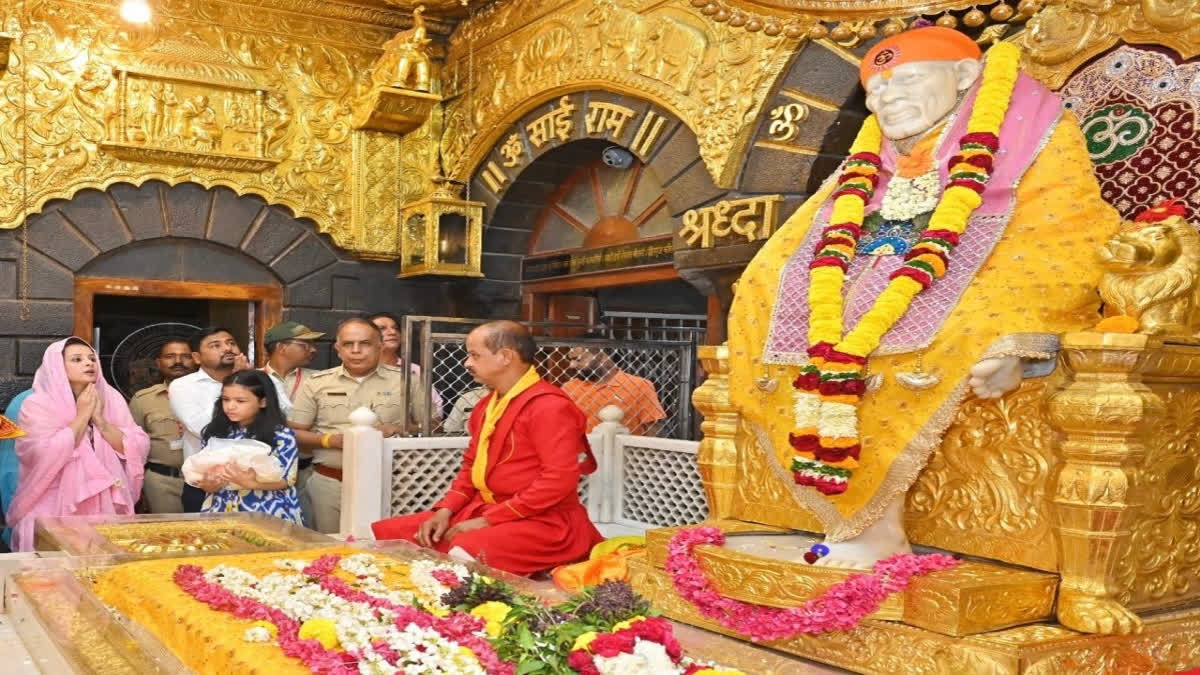 MS Dhoni's Wife Sakshi Dhoni Visits Shirdi With Daughter Ziva To Seek Sai Baba's Blessings Sakshi Dhoni visit Shirdi