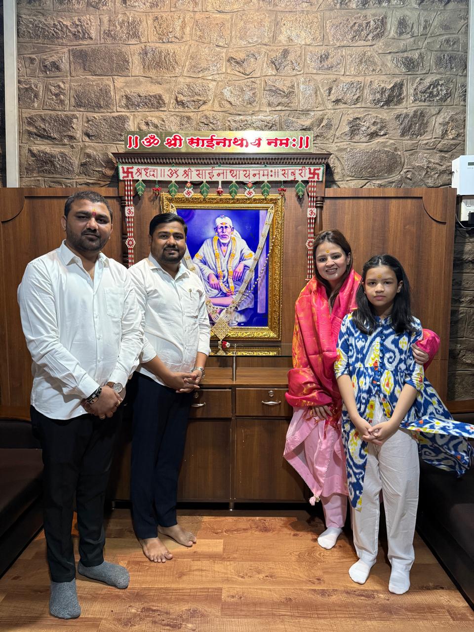 धोनी की पत्नी और बेटी साईं बाबा के दरबार में