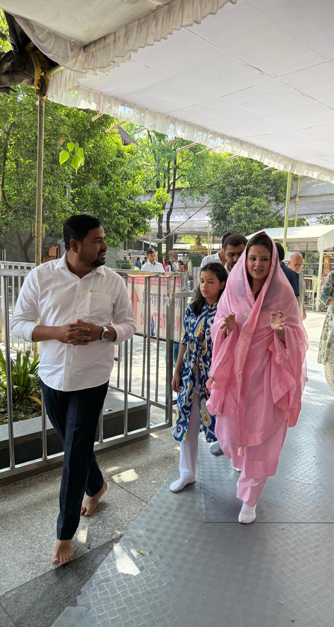 Sakshi Dhoni visit Shirdi