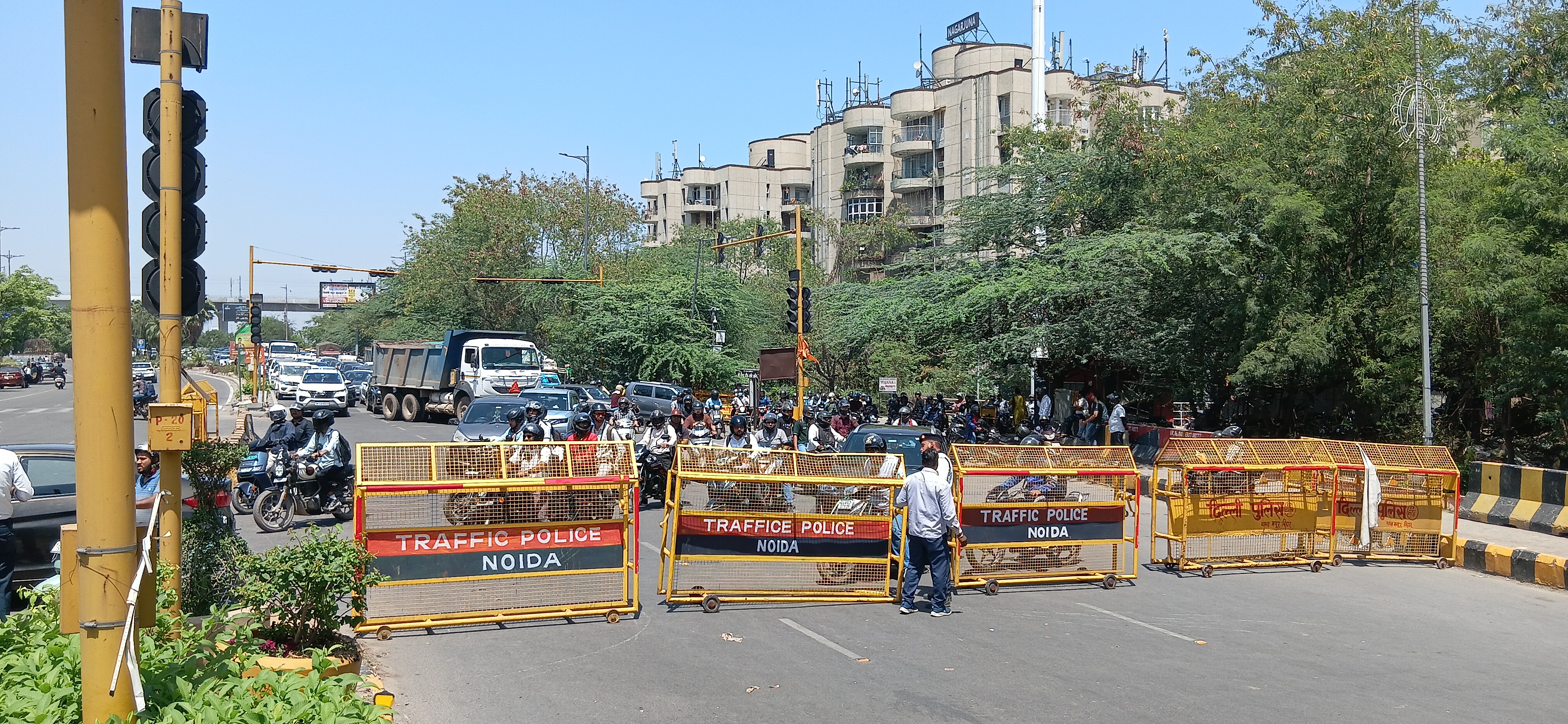 प्रदर्शन में कई गाड़ियों को फूंका गया, पथराव भी हुआ