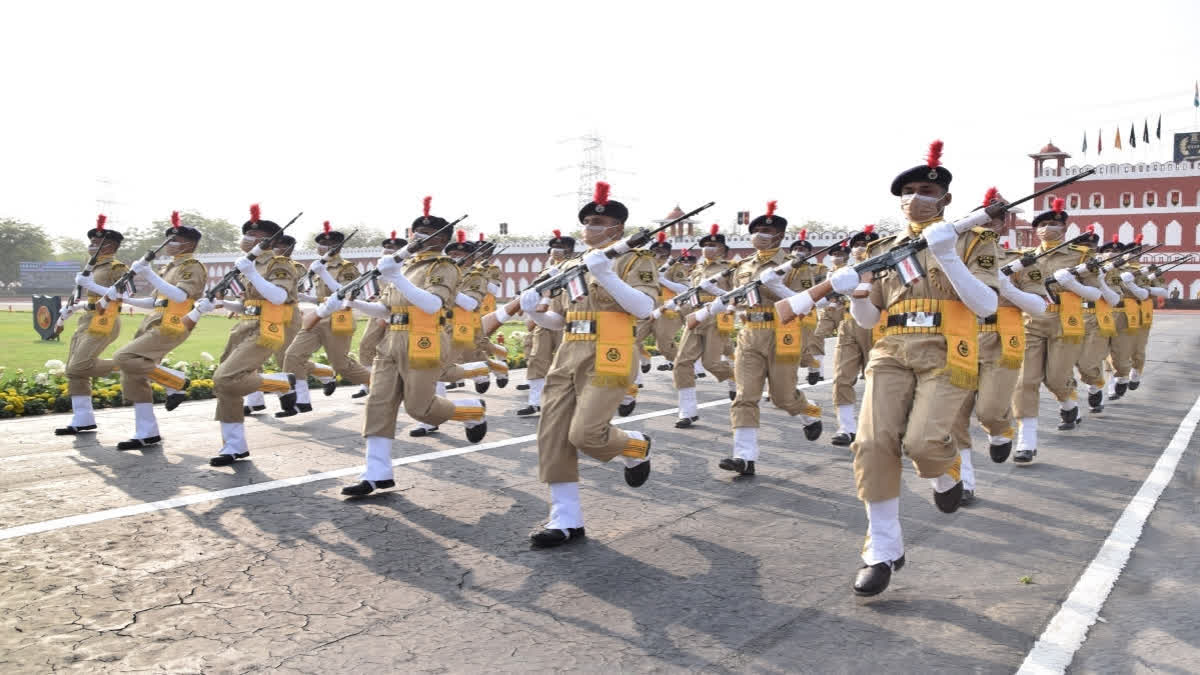 CISF Starts Inducting Specially Trained Personnel for Parliament Security Following the completion of familiarization and ‘on-the-job’ training of Central Industrial Security Force (CISF) personnel, the government has started inducting specially trained security personnel for the protection of the Parliament from Tuesday.