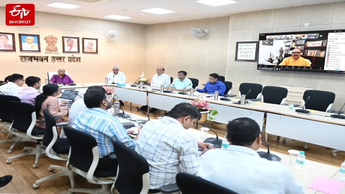 अधिकारियों के साथ बैठक करतीं राज्यपाल आनंदीबेन पटेल.