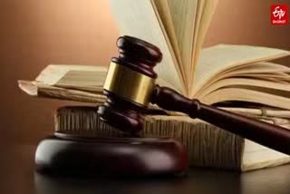 हाईकोर्ट ने याची की बहाली और वेतन देने का निर्देश जारी किया.