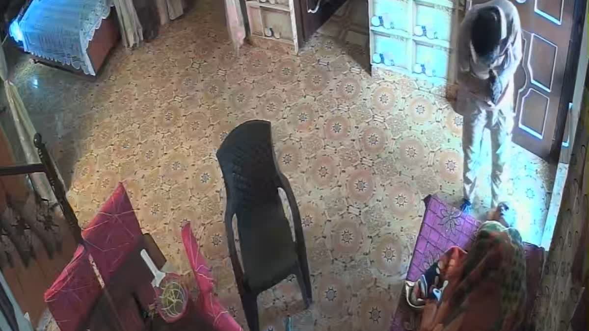 बुजुर्ग के कान से चुरा ली बालियां