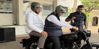 फडणवीस यांची बाईकवरून मंत्रालयात एन्ट्री