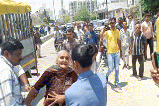 વૃદ્ધ મહિલા અને કોન્સ્ટેબલ સાથે ઝપાઝપી