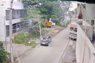 காட்பாடியில் கட்டுப்பாட்டை இழந்த கார் மின்கம்பத்தில் மோதி விபத்து