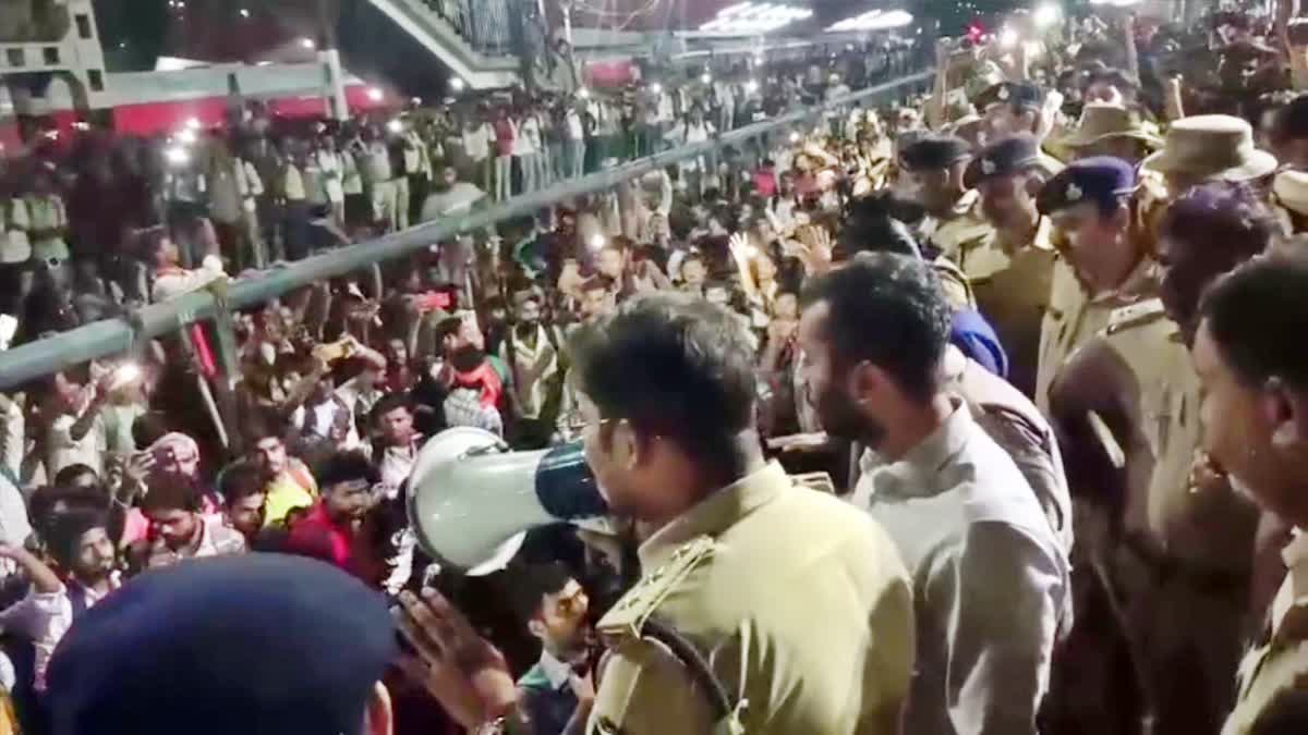 Students pelted stones at Patliputra station