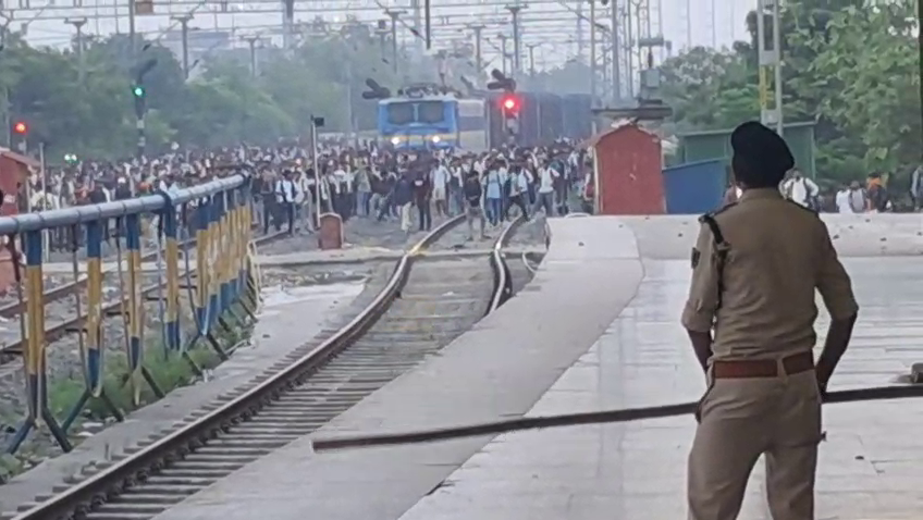 Students pelted stones at Patliputra station