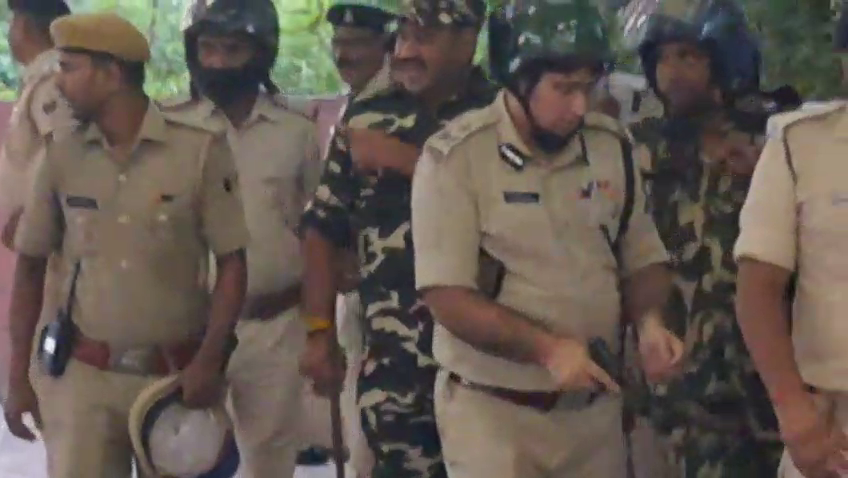 Students pelted stones at Patliputra station