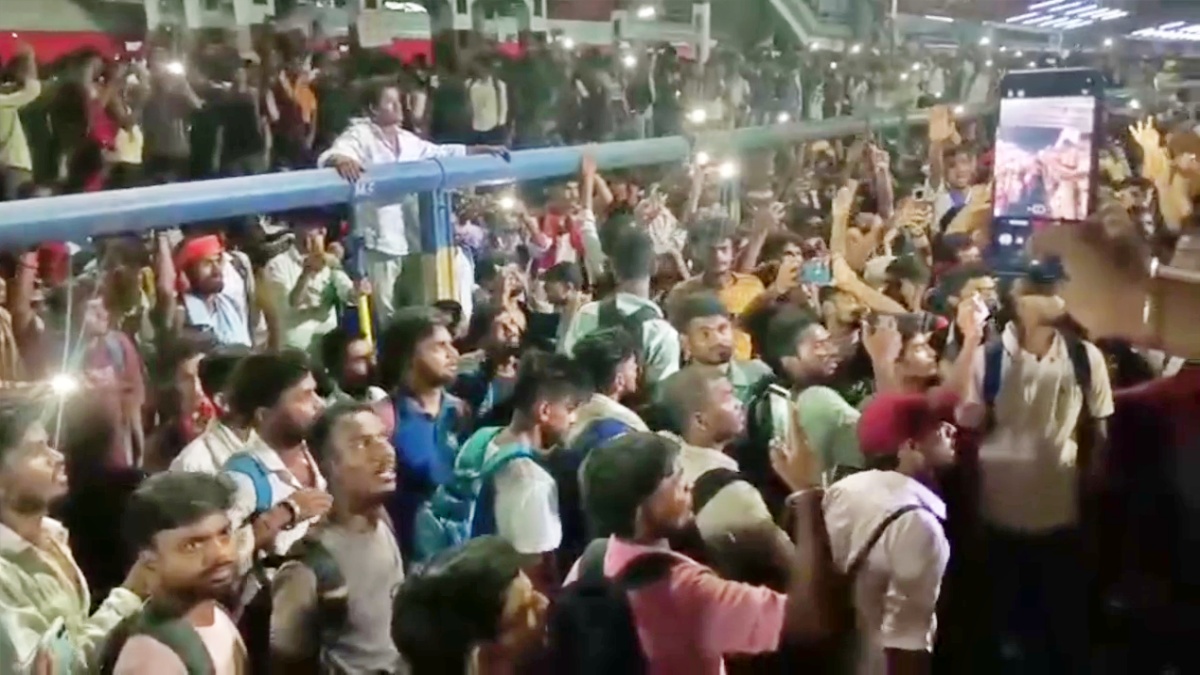 Students pelted stones at Patliputra station