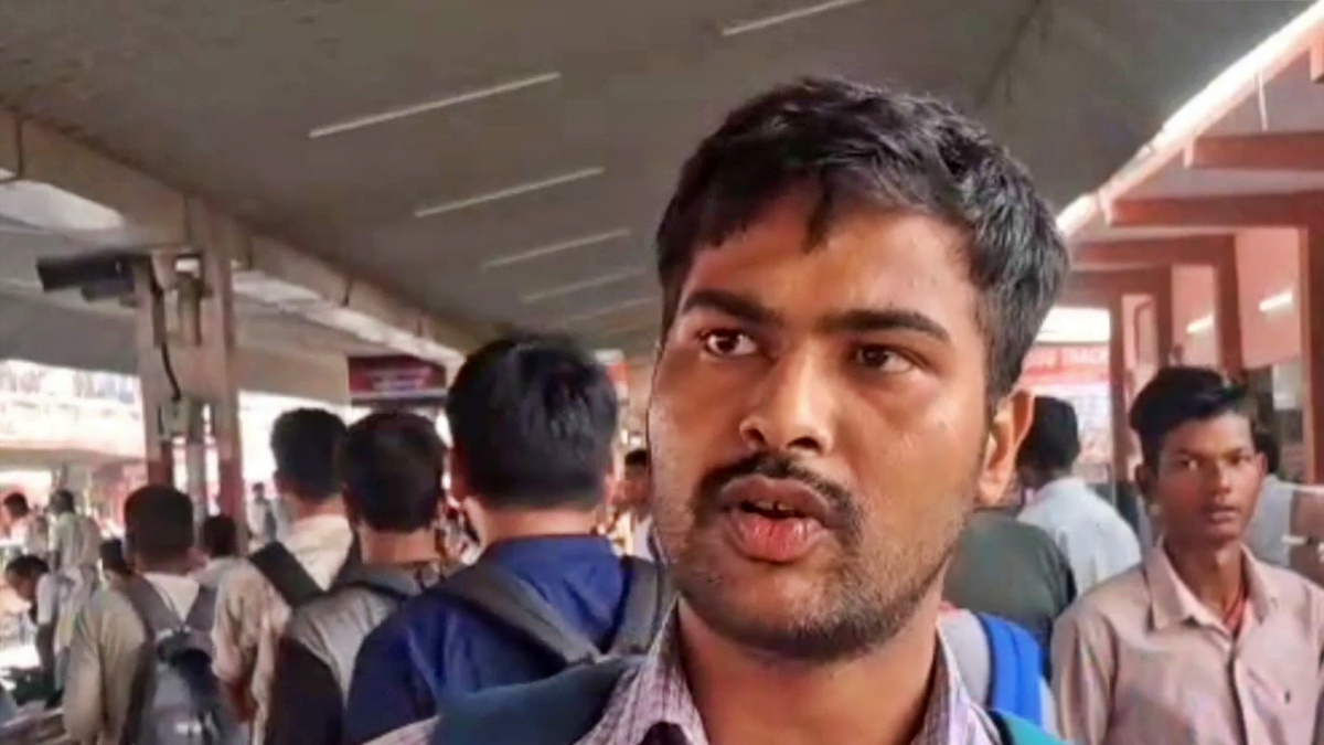 Students pelted stones at Patliputra station