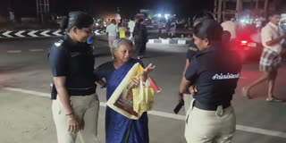 சிங்கப்பெண் படை பெண் காவலரை கட்டியணைத்த வாழ்த்திய மூதாட்டி