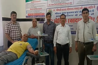 Ram Kabra donating blood