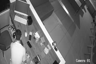 NEPALI ARRESTED FOR THEFT KOZHIKODE  ROBBERY CASE IN KOZHIKODE  ഹോട്ടലിൽ നിന്നും പണം മോഷ്‌ടിച്ചു  KOZHIKODE NEWS