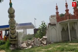 संभल में चला बुलडोजर.