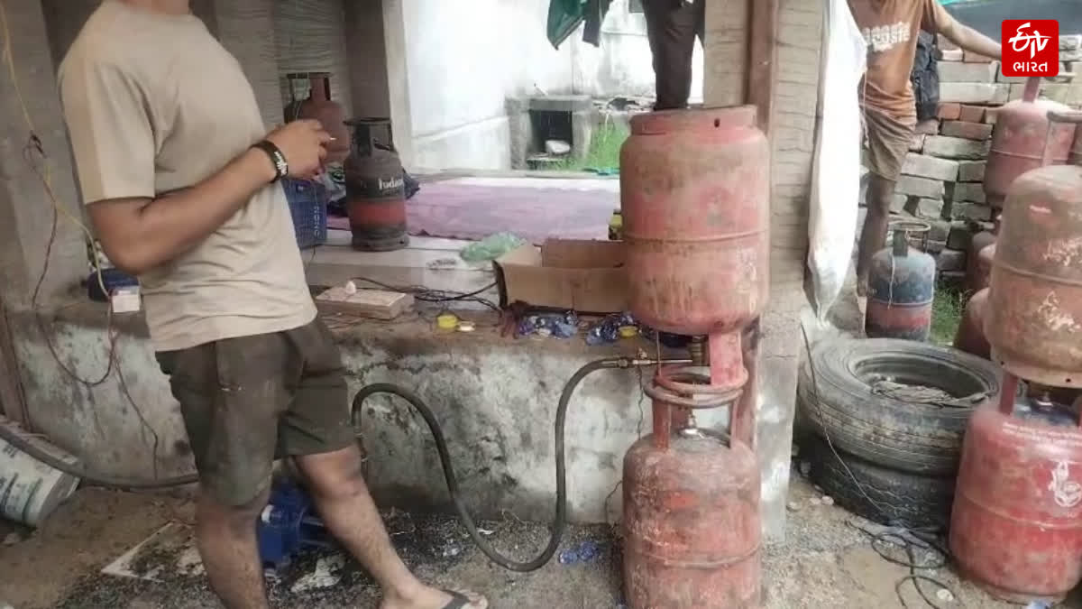 કલોલના દંતાલીમાં ગેરકાયદે ગેસ રિફિલિંગનો પર્દાફાશ
