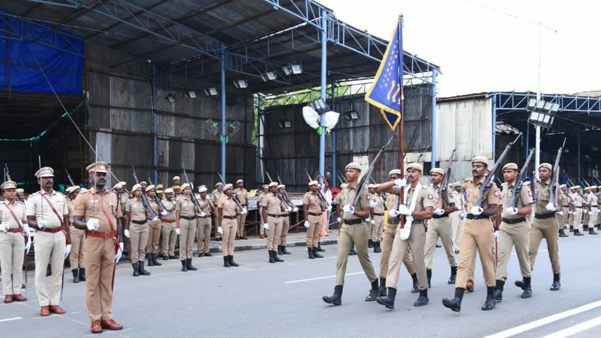 புனித ஜார்ஜ் கோட்டையில் காவல்துறை மற்றும் பாதுகாப்புப் படையினரின் அணிவகுப்பு ஒத்திகையில் ஈடுபட்ட காட்சி