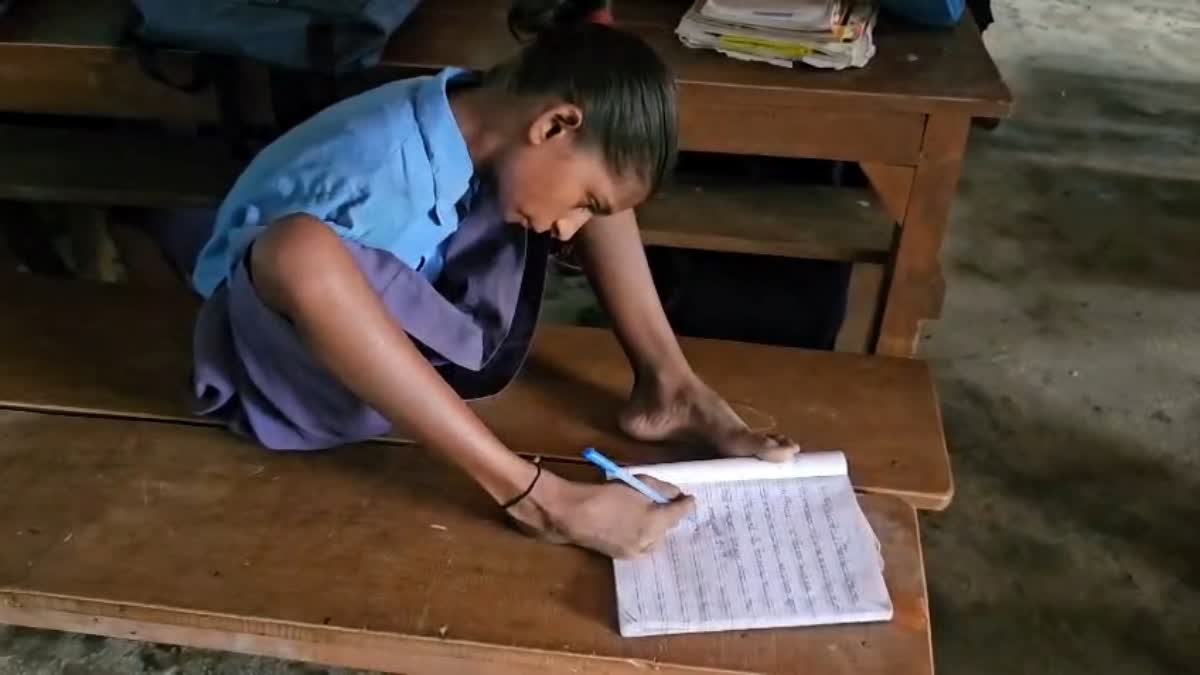 क्लास रूम में पैरों से लिखती लक्ष्मी