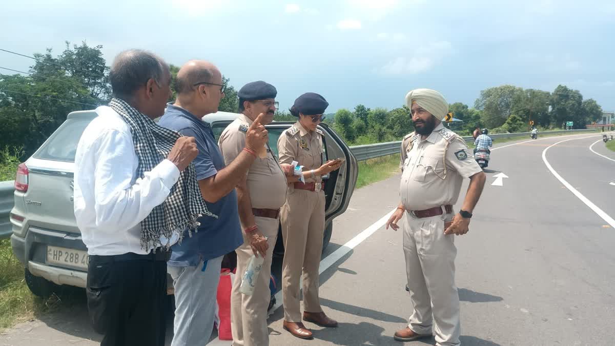 कार में स्कूल प्रवक्ता का शव मिला