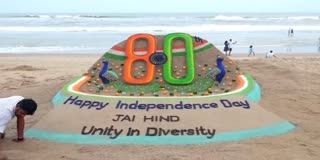 Padma Shri Sudarshan Patnaik extends 80th Independence Day greetings to the entire country through sand art