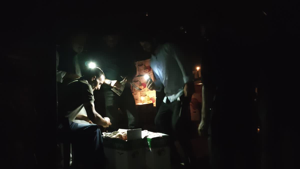 پلوامہ: پرچھو فروٹ منڈی میں ایک مہینے سے بجلی ندارد