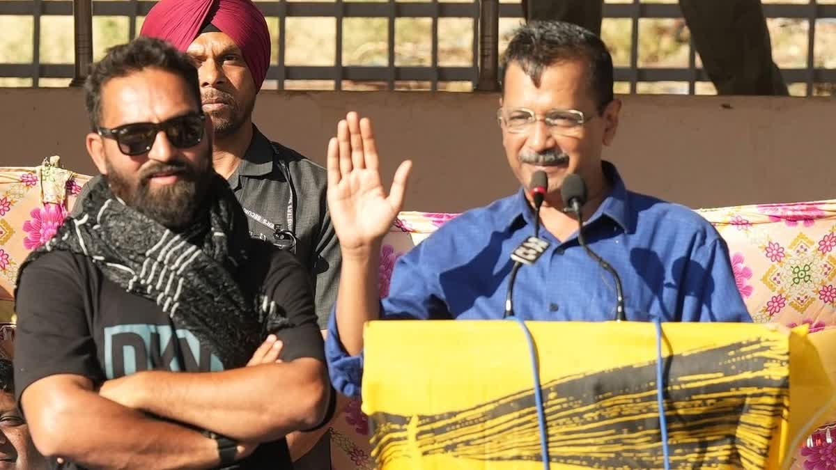 AA Convener Arvind Kejriwal(R) with party leader Mehraj Malik during a rally in Doda, Jammu and Kashmir