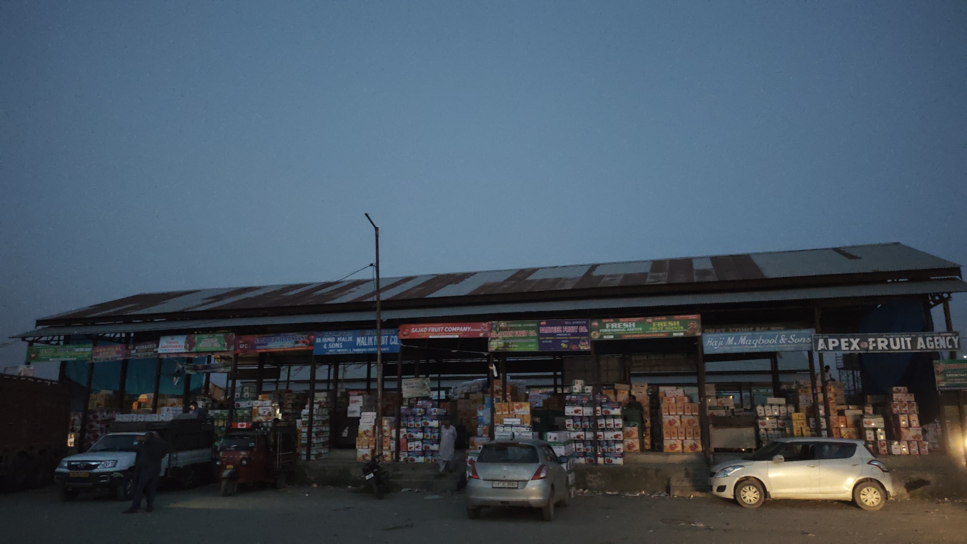 پلوامہ: پرچھو فروٹ منڈی میں بنیادی سہولیات کا فقدان