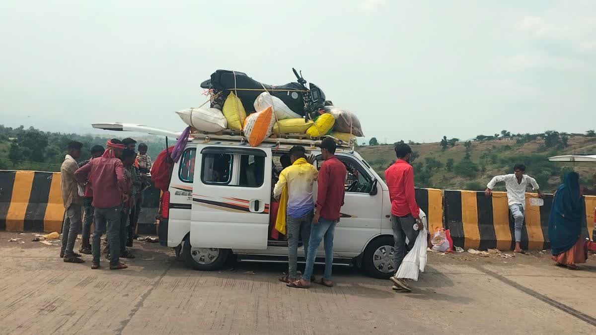BARWANI VILLAGERS MIGRATING