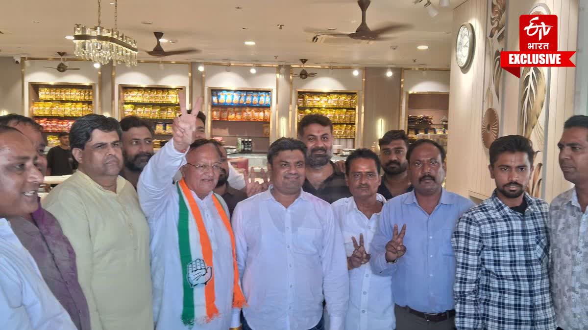 BD Kalla with victorious councillors
