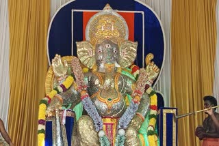சென்னையில் வைக்கப்பட் ரூபாய் மற்றும் நாணயங்களால் வடிவமைக்கப்பட்ட விநாயகர் சிலை