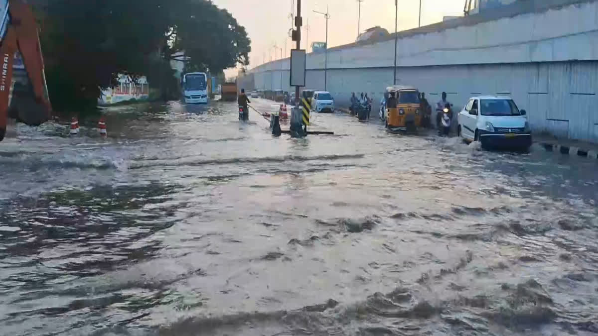 மழைநீரில் தத்தளிக்கும் வேலூர் புதிய பேருந்து நிலையம்; வாகன ஓட்டிகள், பொதுமக்கள் கடும் அவதி!